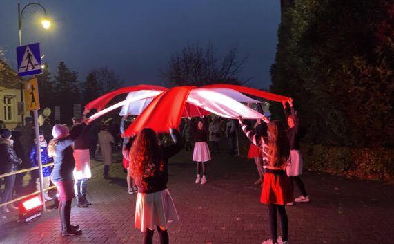 Nasze uczennice podczas gminnych obchodów Narodowego Święta Niepodległości w Obornikach