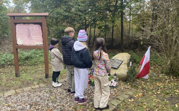 Nasza szkoła wzięła udział w akcji „Zapal znicz pamięci”