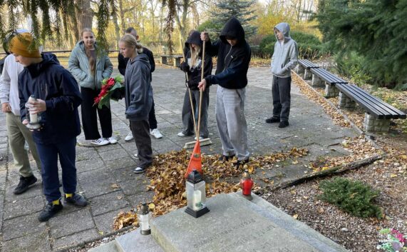 Sprzątanie grobu patrona szkoły – Franciszka Mickiewicza 