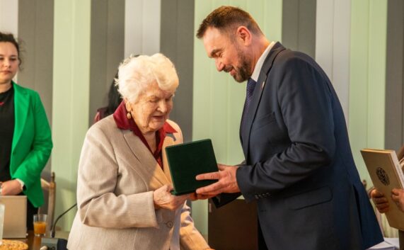 Pani Alina Tecław uhonorowana Medalem „Zasłużony dla Ziemi Obornickiej”